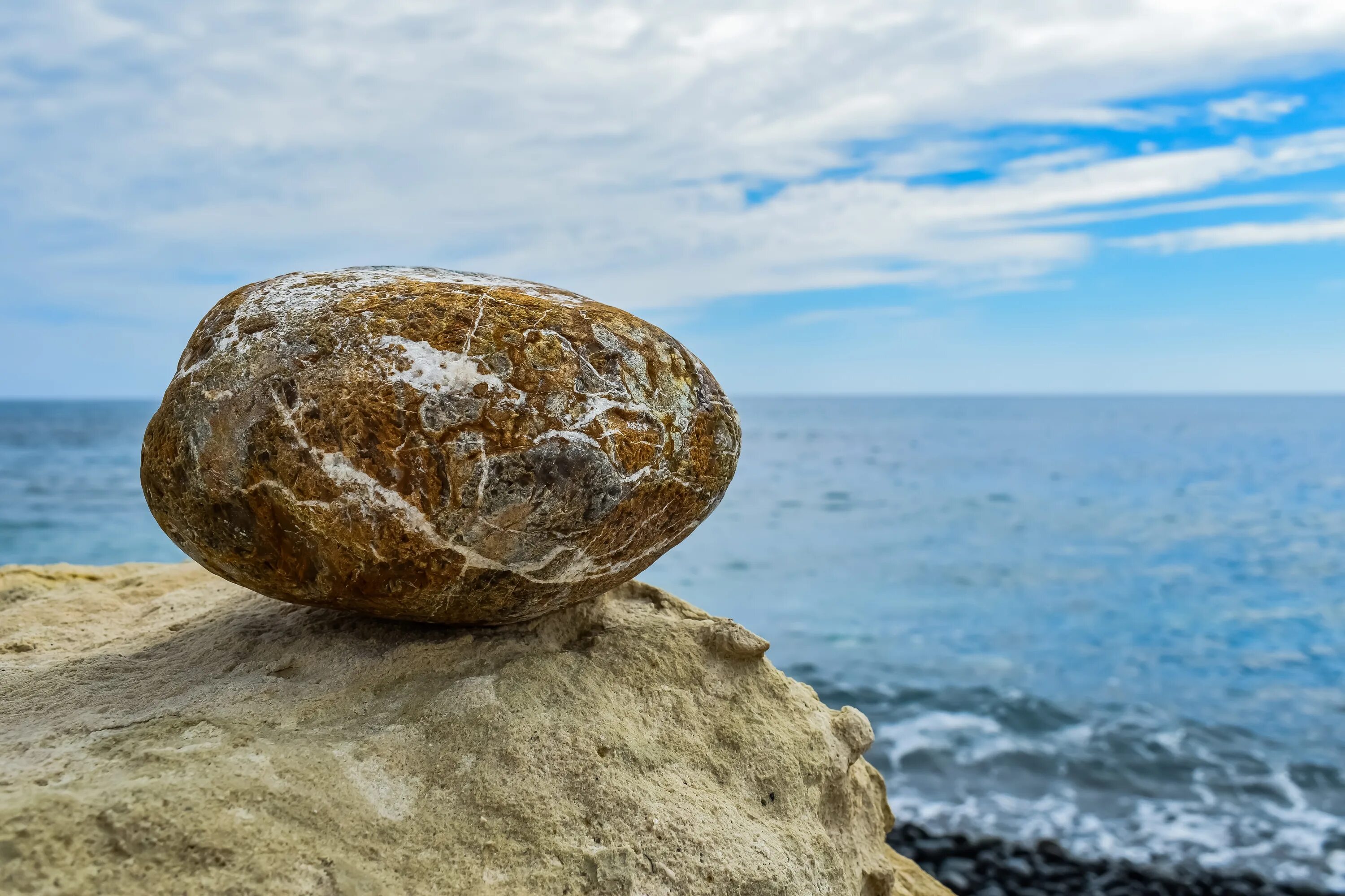 Stone huge. Крупные камни. Камни на берегу моря. Камень валун. Валуны на берегу моря.