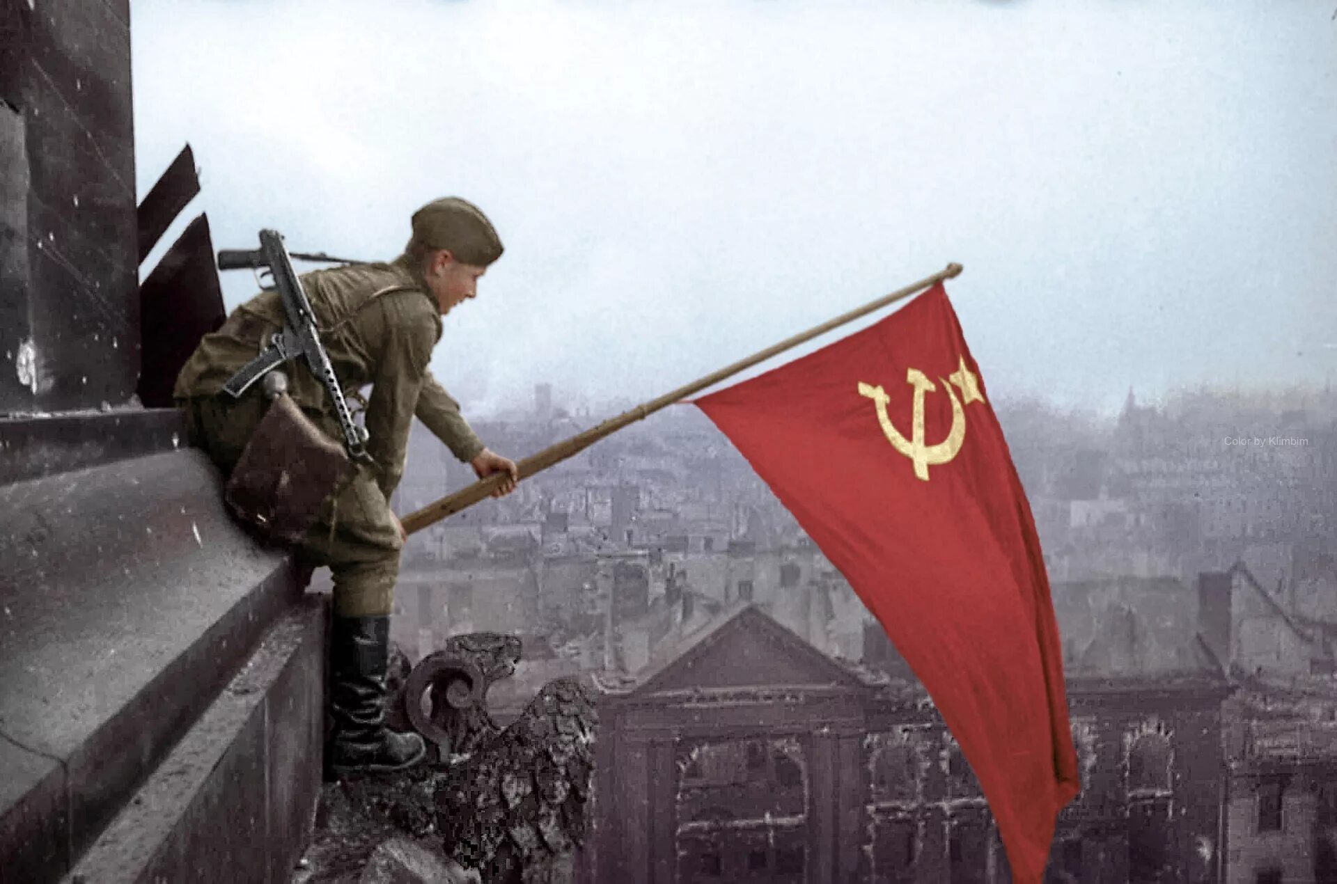 Рейхстаг 1945 Знамя Победы. Знамя Победы над Рейхстагом в Берлине. Красное Знамя на Рейхстаге. Штурм Рейхстага Знамя Победы. 30 апреля 9 мая