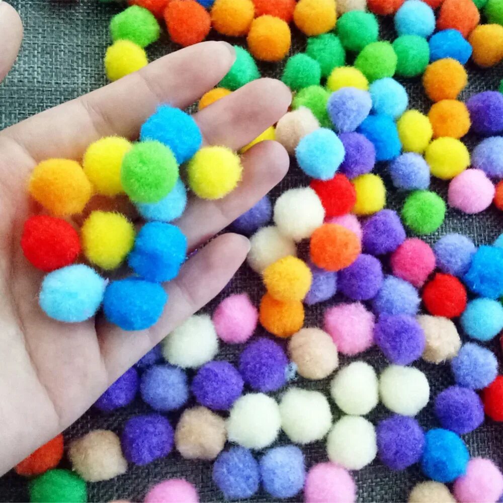 Как сделать маленький шарики. Разноцветные помпоны. Шары на елку своими руками. Воздушный шар маленький. Елка цветная из помпонов.