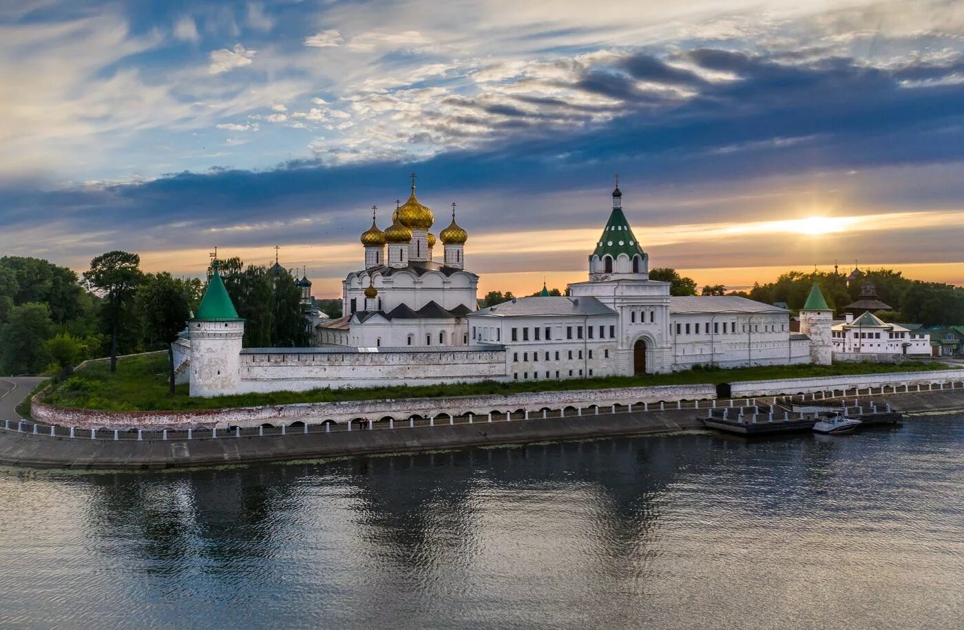 Кострома фото города достопримечательности. Ипатьевский монастырь Кострома. Свято-Троицкий Ипатьевский монастырь в Костроме. Ипатьевский монастырь Ярославль. Ипатьевский монастырь Кострома панорама.