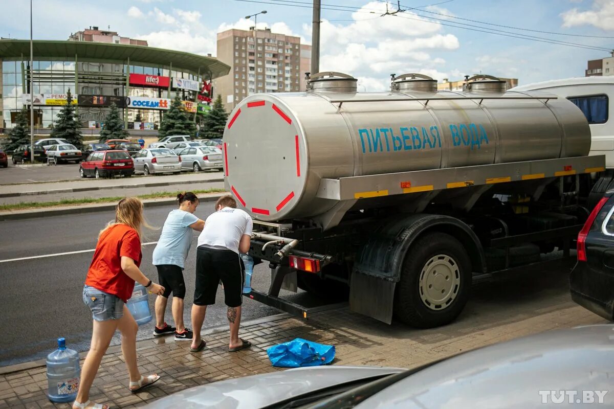 Подвоз питьевой воды. Автоцистерна для воды. Цистерна для питьевой воды. Машина с питьевой водой.