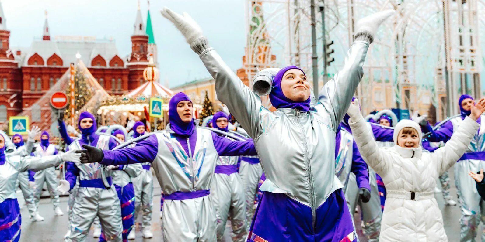 Длительное время в москве. Уличные мероприятия. Мероприятия МСК. Путешествие в Рождество космос. Уличное представление Москва новый год.