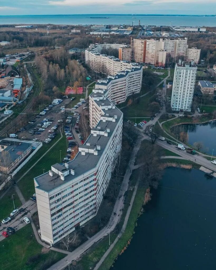 Дом змейка Санкт Петербург. Улица Пионерстроя Санкт-Петербург дом змея. Пионерстроя 7 самый длинный дом. Пионерстроя 7.