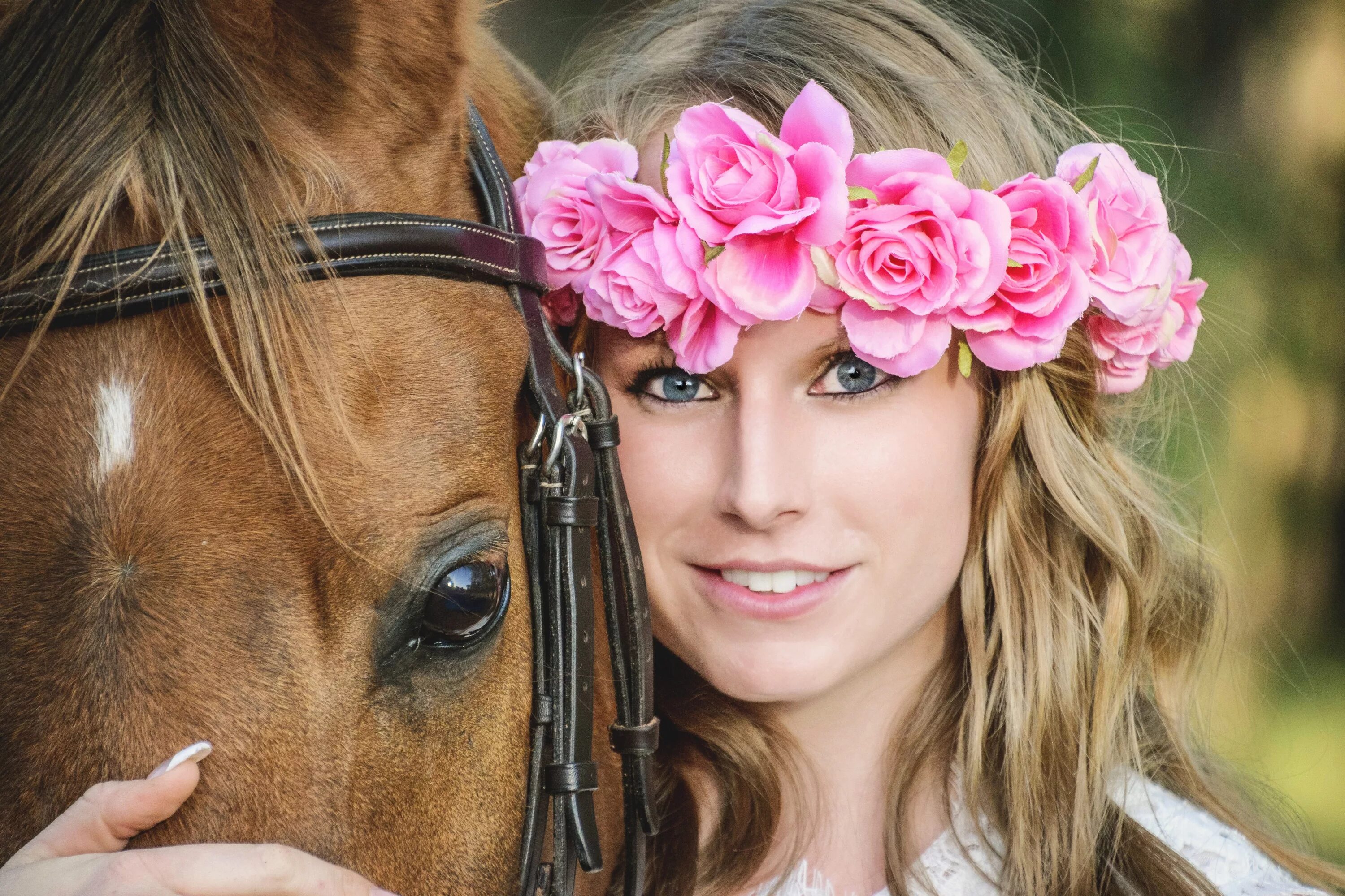 Девушка с лошадью видео. Фотосессия с лошадьми. Девушка с лошадью. Лошадь в цветах. Девушка с лошадью фотосессия.