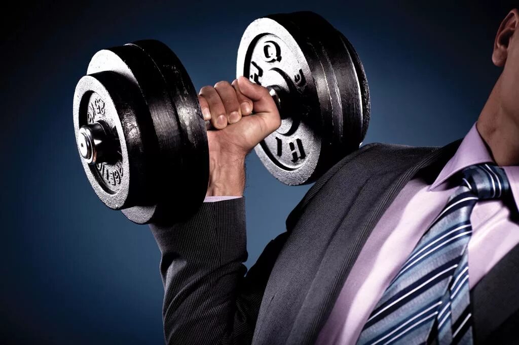 умственная и физическая нагрузка. человек спортсмен. бизнесмен с гантелями. бизнесмен роман. книги по спортивному восстановлению.