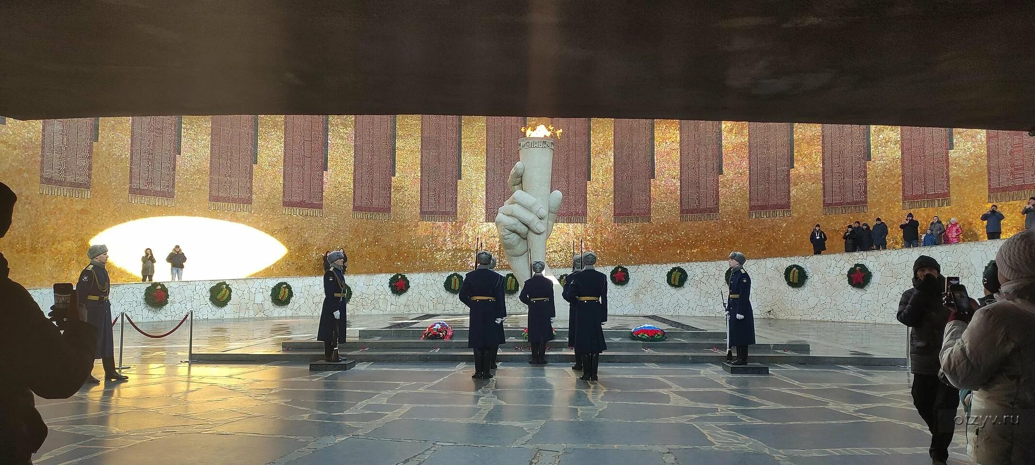 Мамаев курган почетный караул. Зал воинской славы на мамаевом кургане в волгограде. Зал воинской славы на мамаевом кургане в волгограде. Вечный огонь волгоград мамаев курган. Пантеон славы на мамаевом кургане.