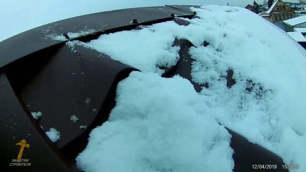 Задувает под крышу. Задувает снег под конек. снег под коньком. задувание снега под конек. задувает снег под конек крыши.