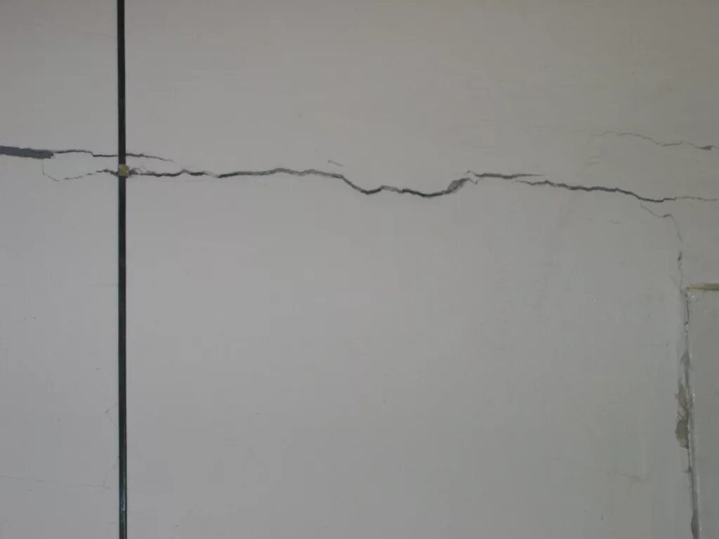 Появляются больше трещин. Усадочные трещины в стенах. Сквозная трещина в стене. Горизонтальные трещины в стене. Усадочные трещины в штукатурке.