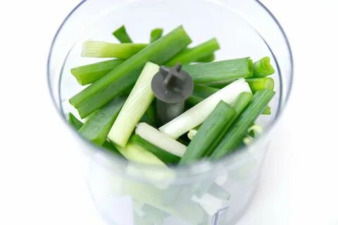 Зеленый лук измельчить