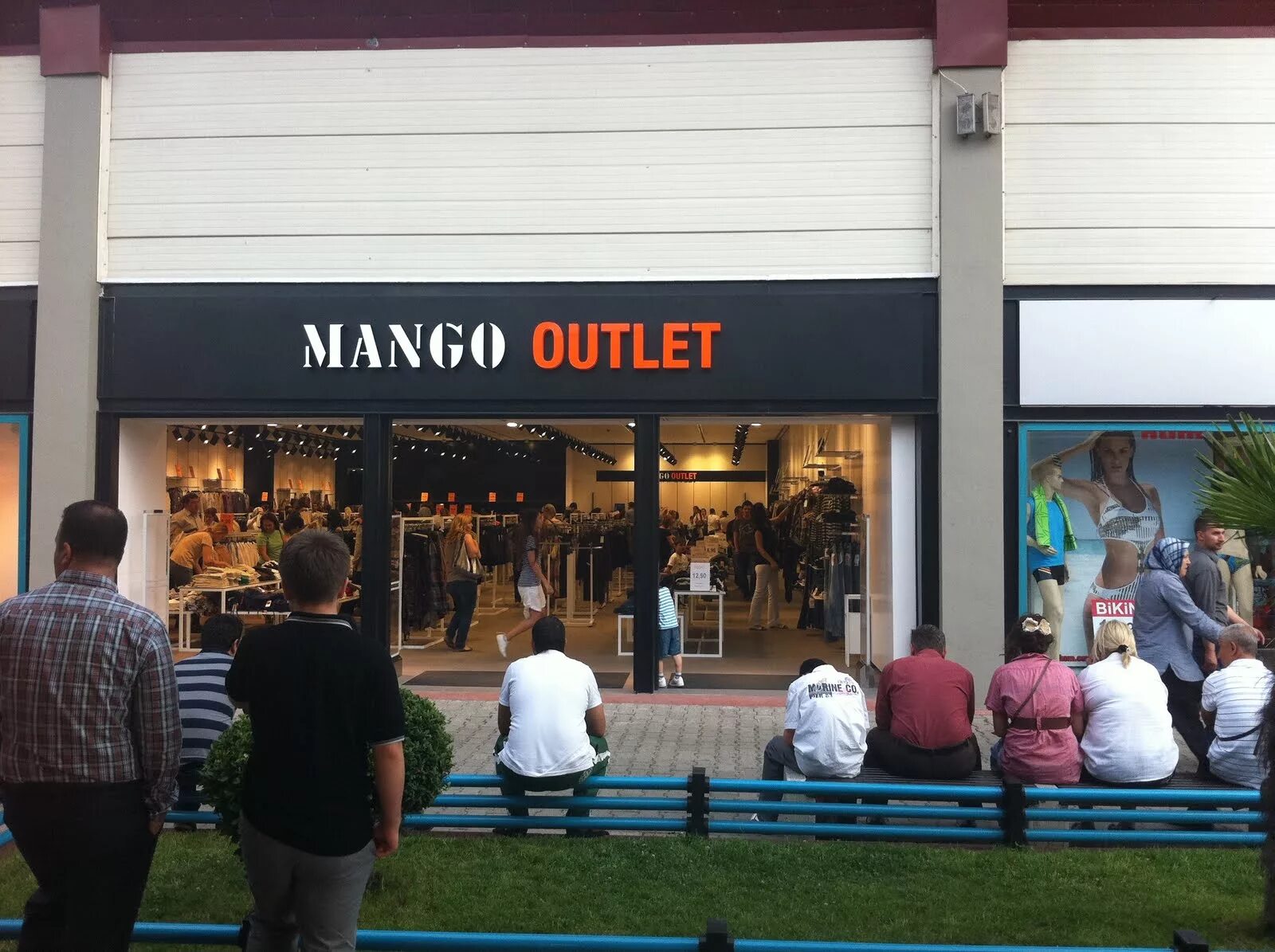 Манго аутлет. Манго магазин Outlet. Mango Outlet логотип. Mango Outlet Italy.