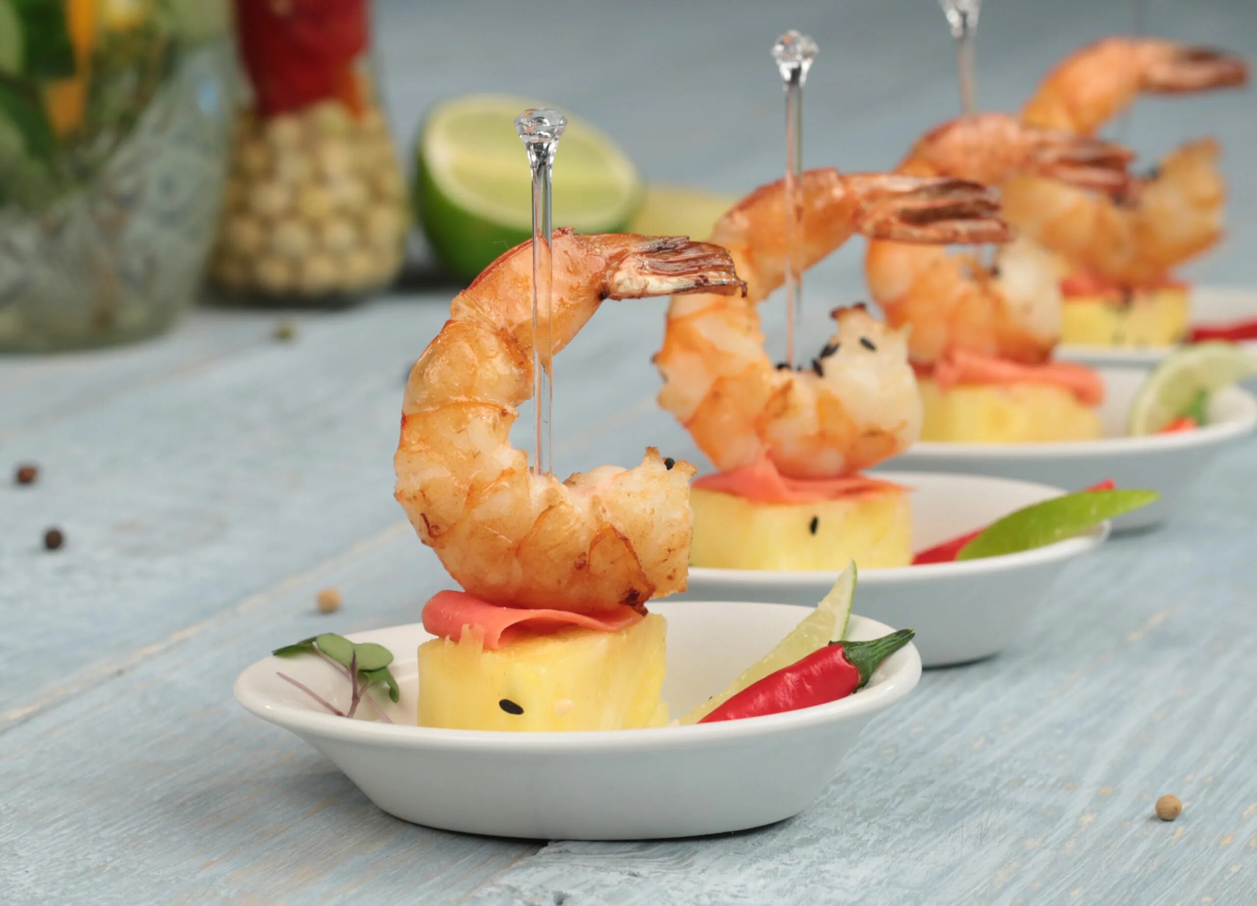 канапе с креветками и авокадо. канапе с королевскими креветками. канапе с креветками и ананасом. канапе с креветками рецепты с фото простые. канапе с креветками на шпажках.