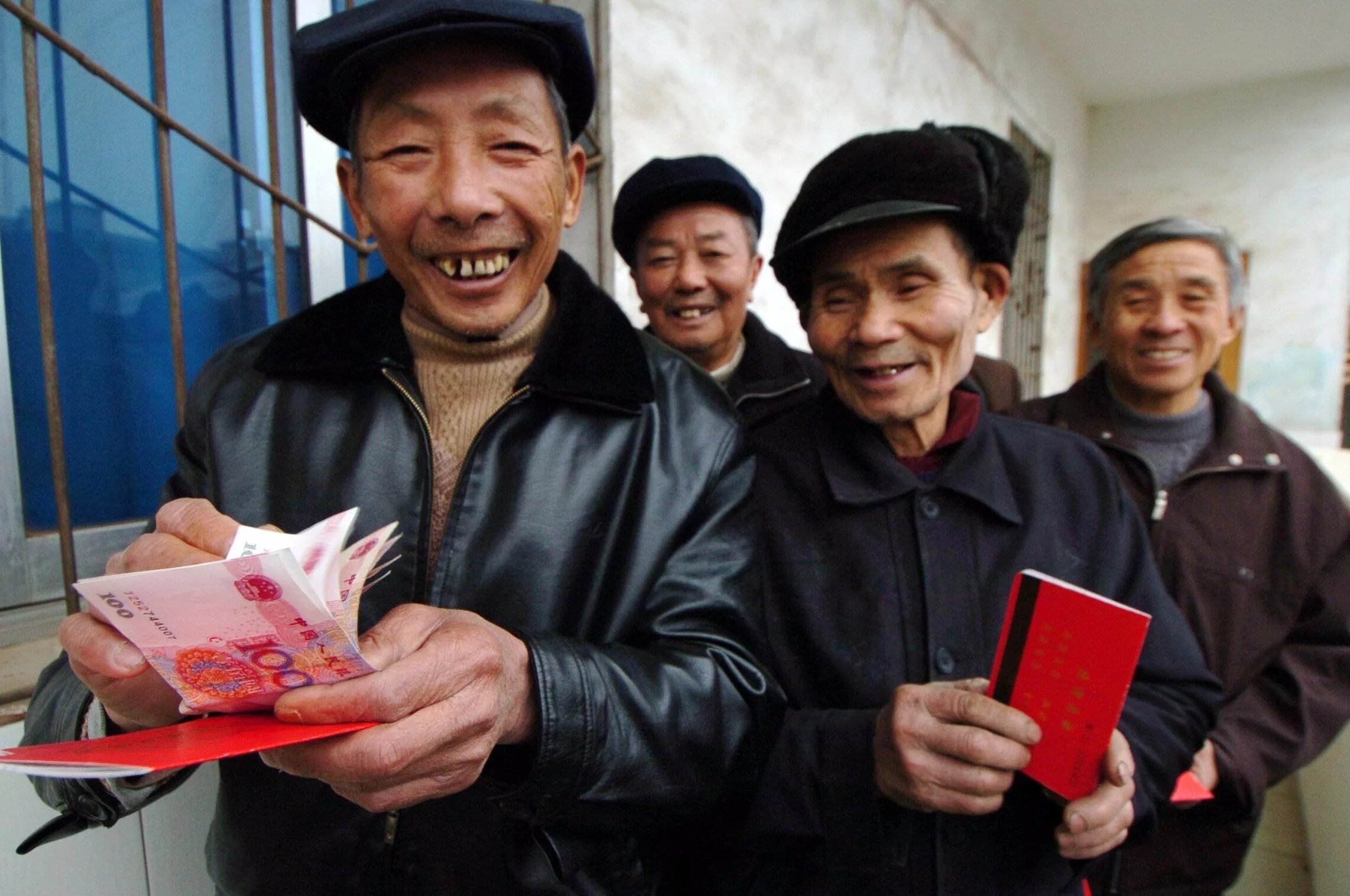 В китае есть пенсия. Пожилой китаец. Китайские пенсионеры. Социальное обеспечение в Китае. Китайцы социальное обеспечение.