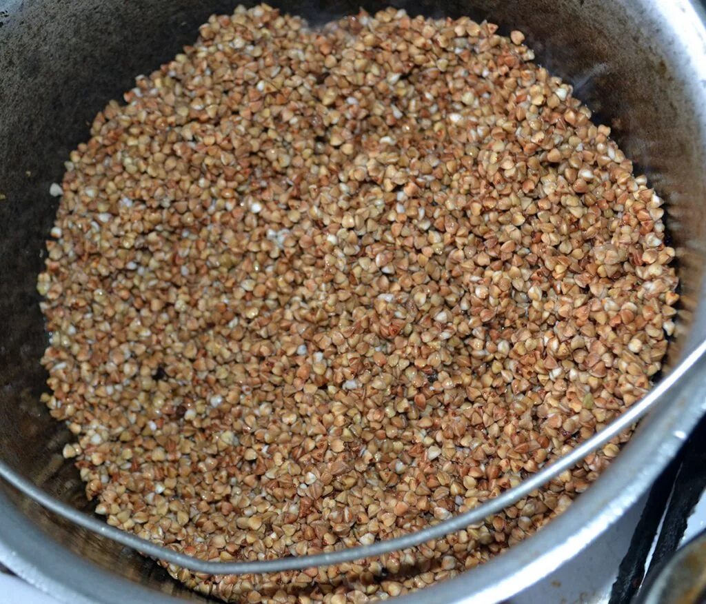 Гречка со свининой в казане. Как приготовить гречку в казане. Гречка с тушенкой в казане на костре. Гречка по-купечески с фаршем. Гречка по-купечески с фаршем на сковороде.