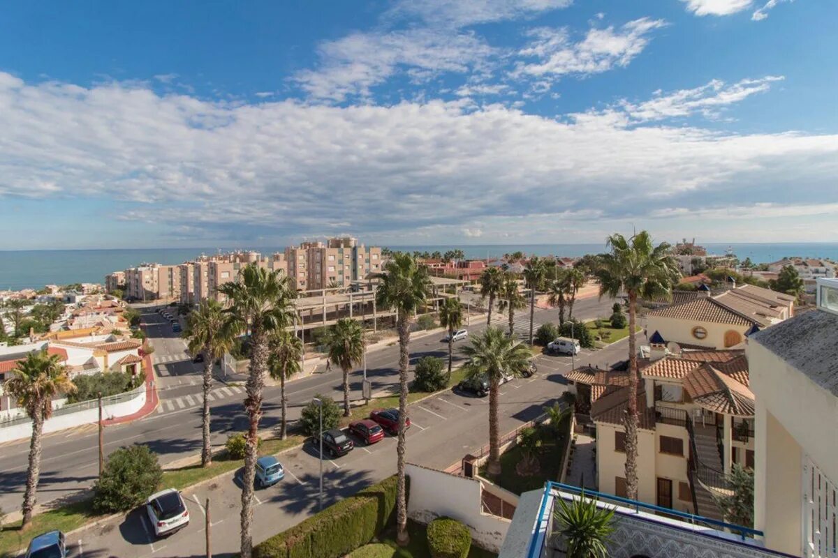 Испания город Торревьеха. Город в Испании Torrevieja. Испания Торревьеха центр. Кампоамор Испания город.