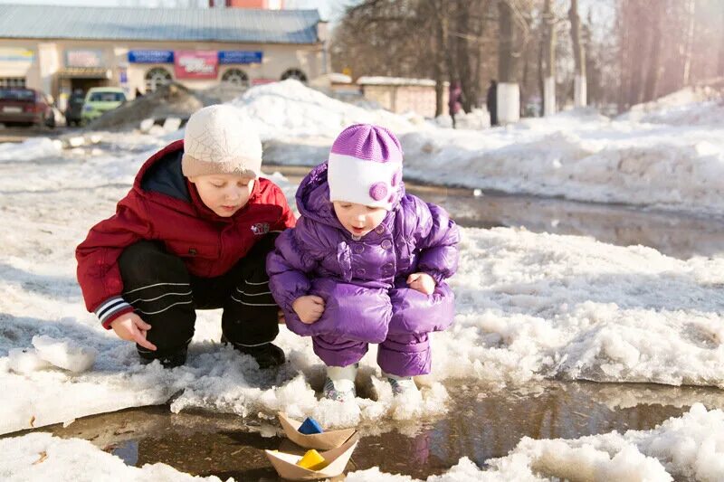 Дети на прогулке весной. Весенние прогулки с детьми. Гуляем крошки