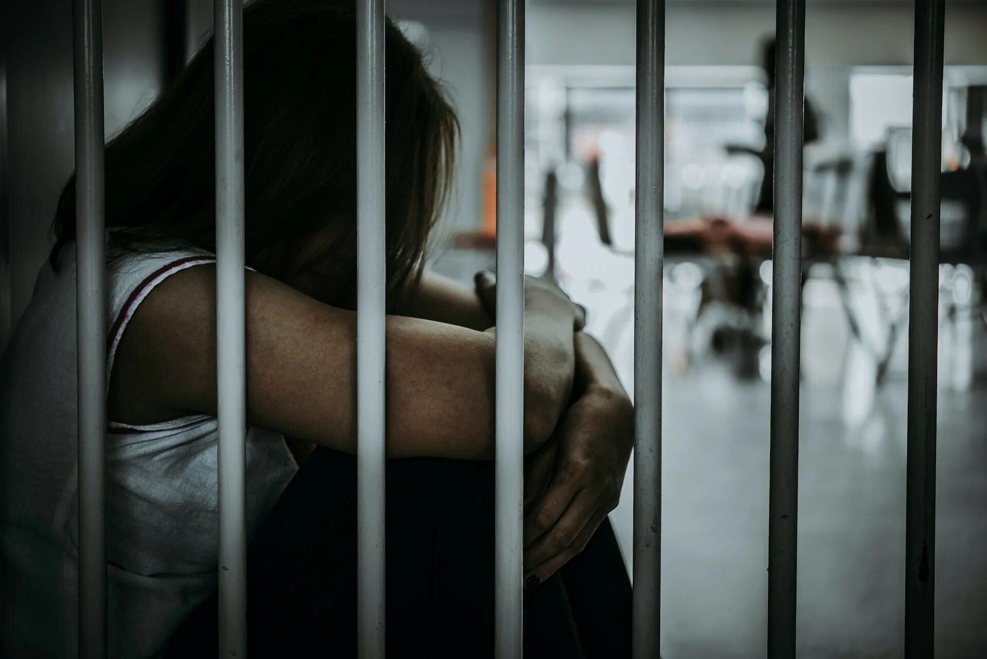 Women in prison. Женщина за решеткой. Женщина в тюрьме за решеткой. Женская преступность. Красивая девушка за решеткой.