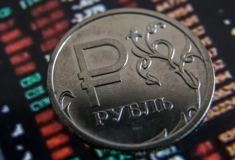 Рубль снижается. Падение рубля. Рубль падает. Цифровой рубль. Рубль упал.
