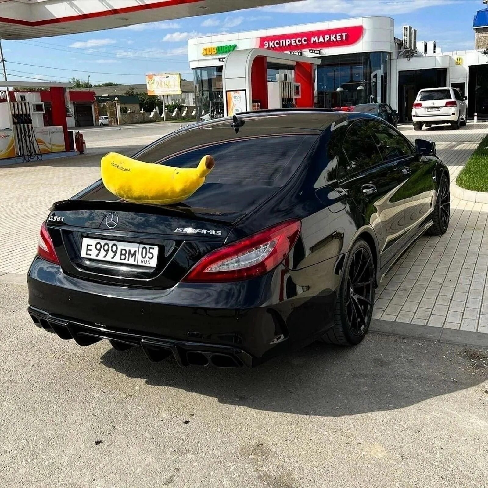 Какой цлс у ахмеда. Mercedes cls 63 amg ахмеда алиасхабова. мерседес банан 63. мерседес банан cls 63. мерседес банан 5.5 амг.
