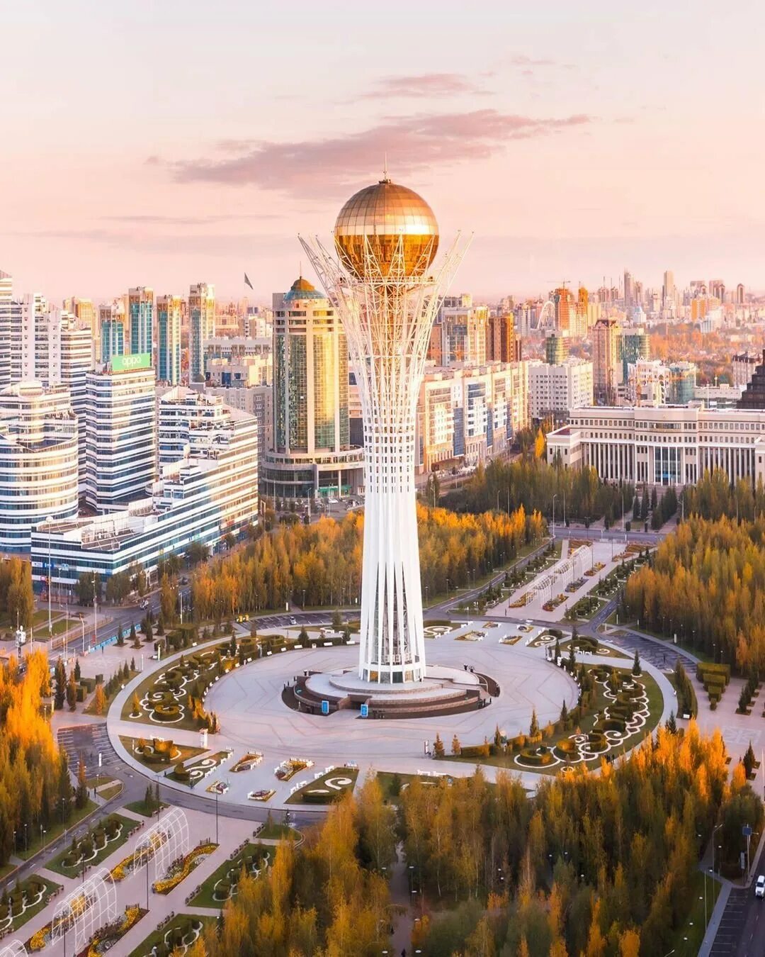 Астана слово. Казахстан башня Байтерек. Столица Казахстана 2022. Монумент Астана-Байтерек.
