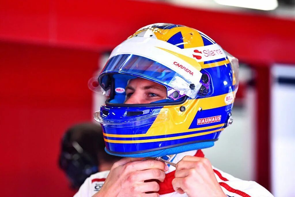 Konetehdas matti lehto oy 300. Cross helmet x1. Шлем skully ar-1. Человек в мотошлеме. Шлем с родителями.