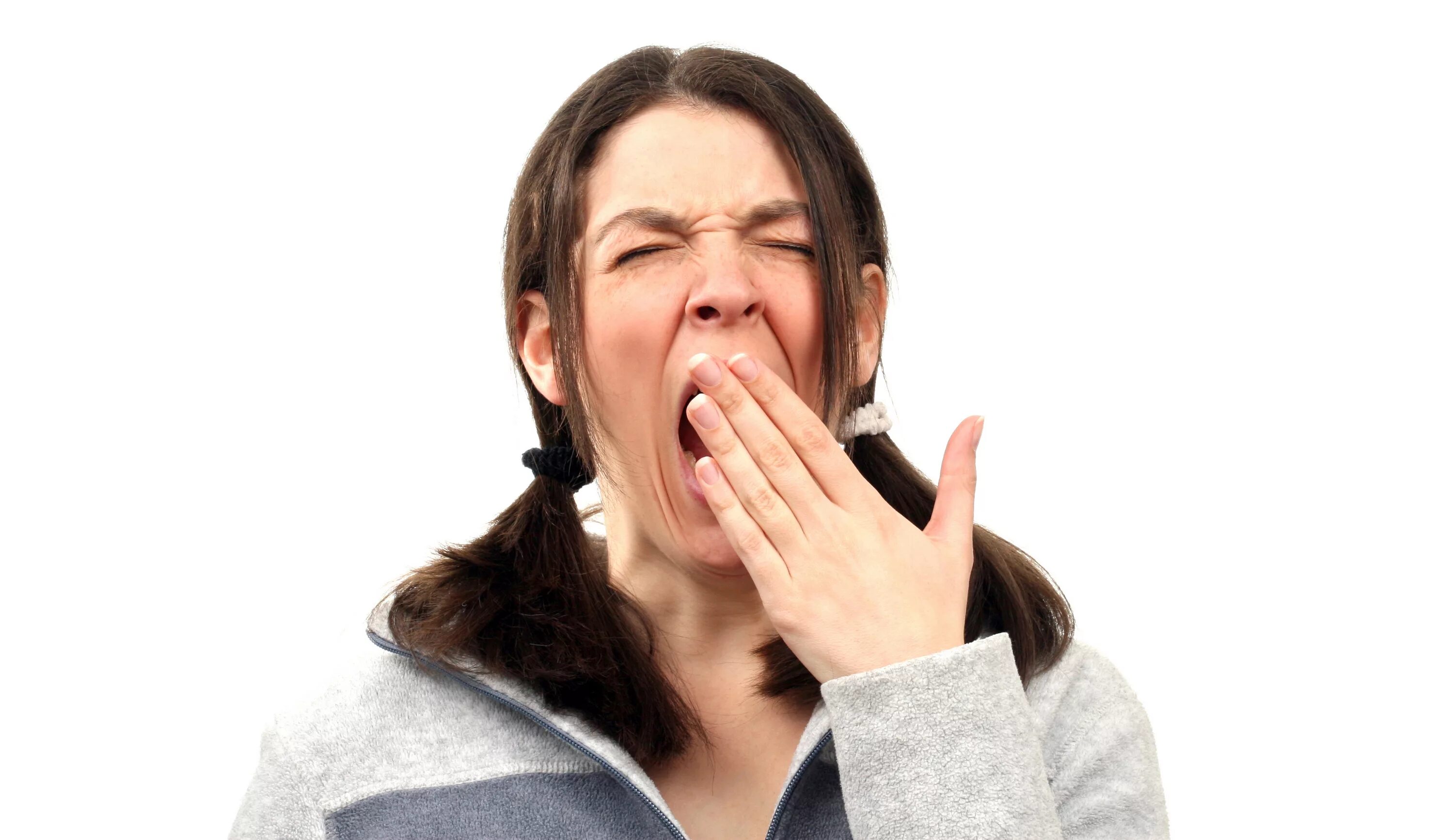 Причины частой зевоты у женщин. Зевает. Зевок человека. Сонливость зевота. Человек с закрытым ртом.