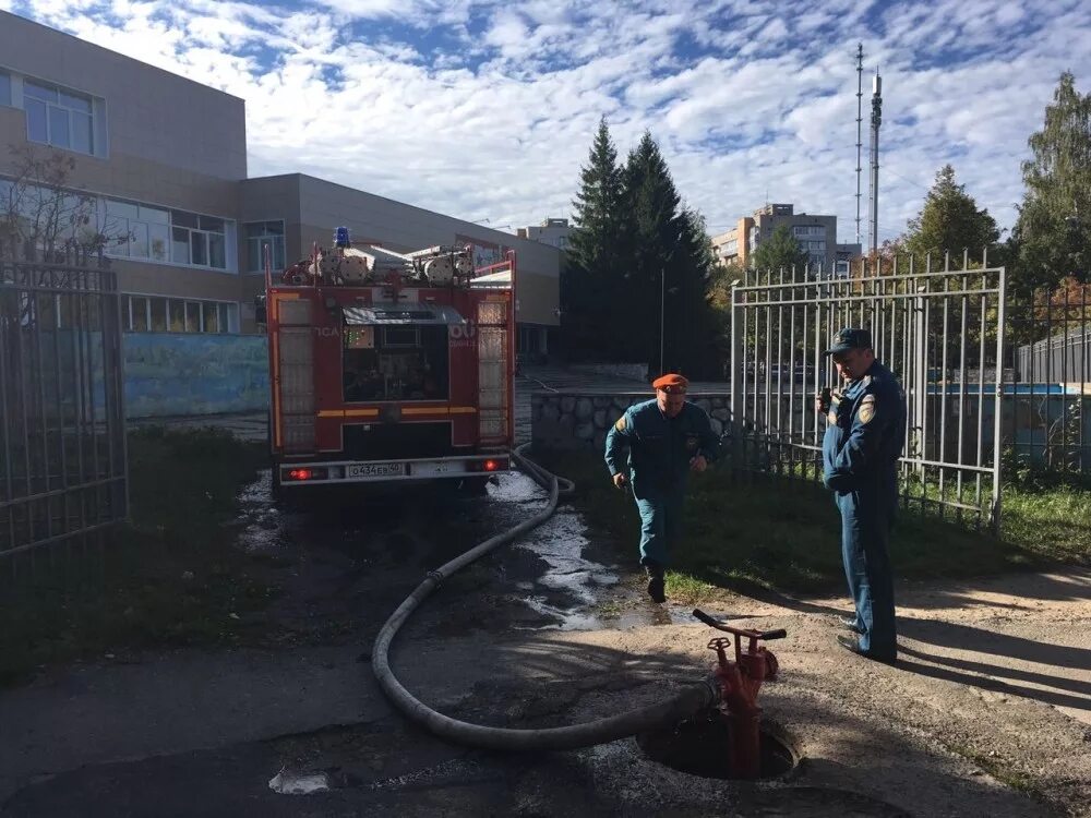 Задымление в школе. Пожар в школе. Пожар в Обнинске. Сгорела школа в Калуге. Новости сегодня происшествия в школе