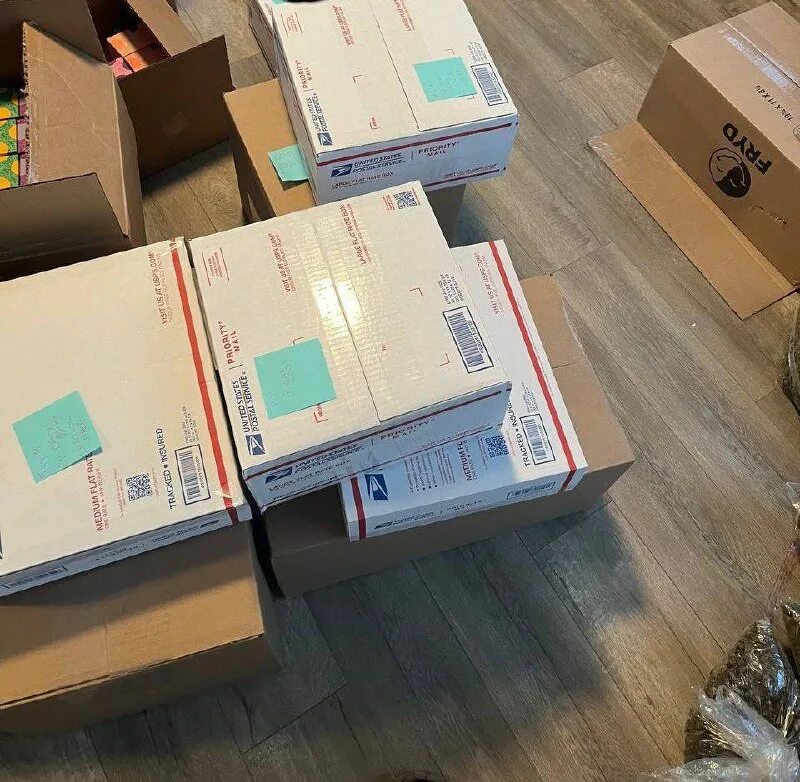 Electric last mile solutions, inc. Программа распределяет маршруты между водителями. Блютуз трекер элемент. Tracking will be. Человек идет по дороге.