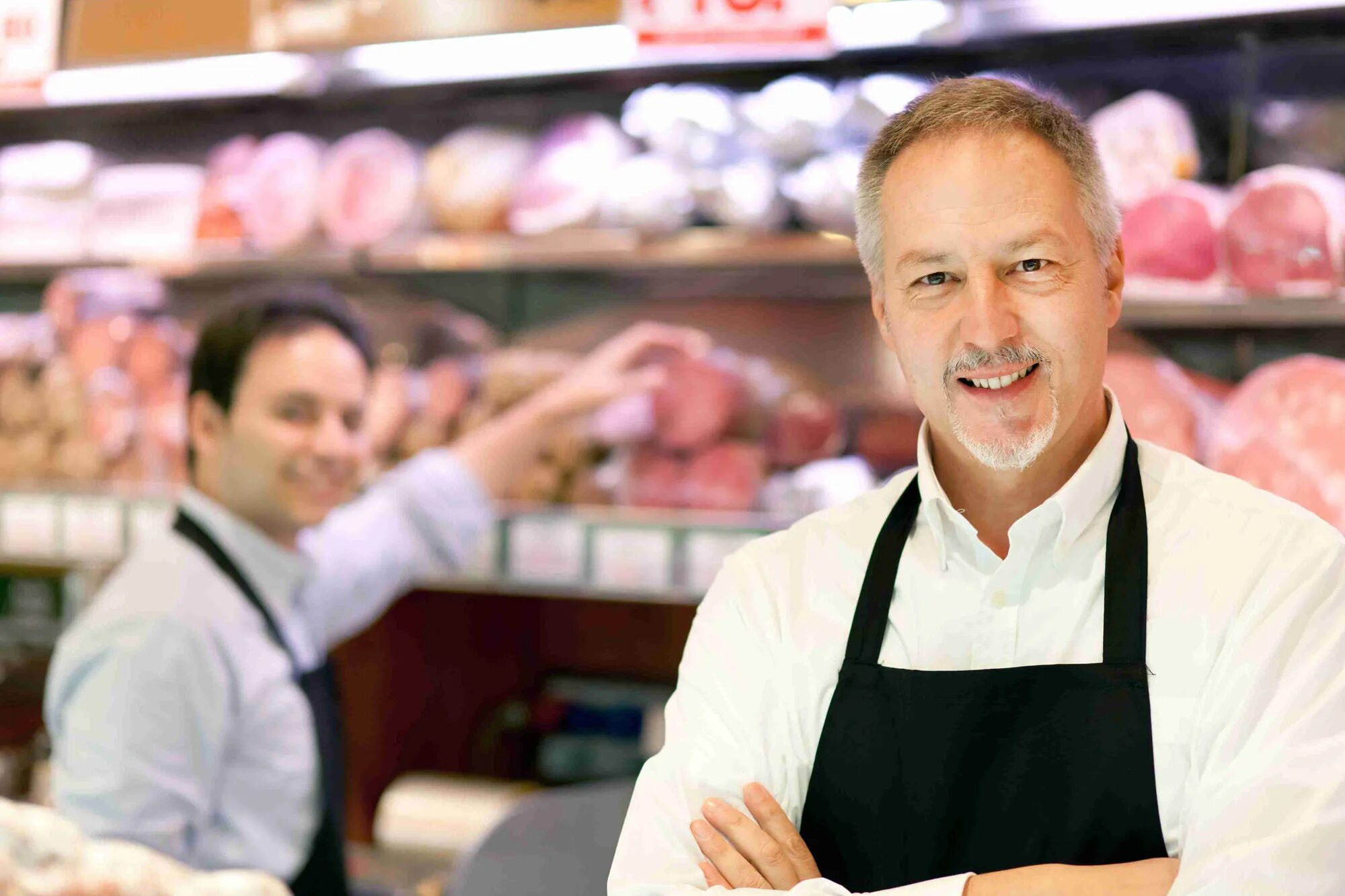 Покупатель колбасы. Продавец мясного отдела. Колбаса фотосессия. Азбука вкуса гастрономия. Продавец колбасных изделий.