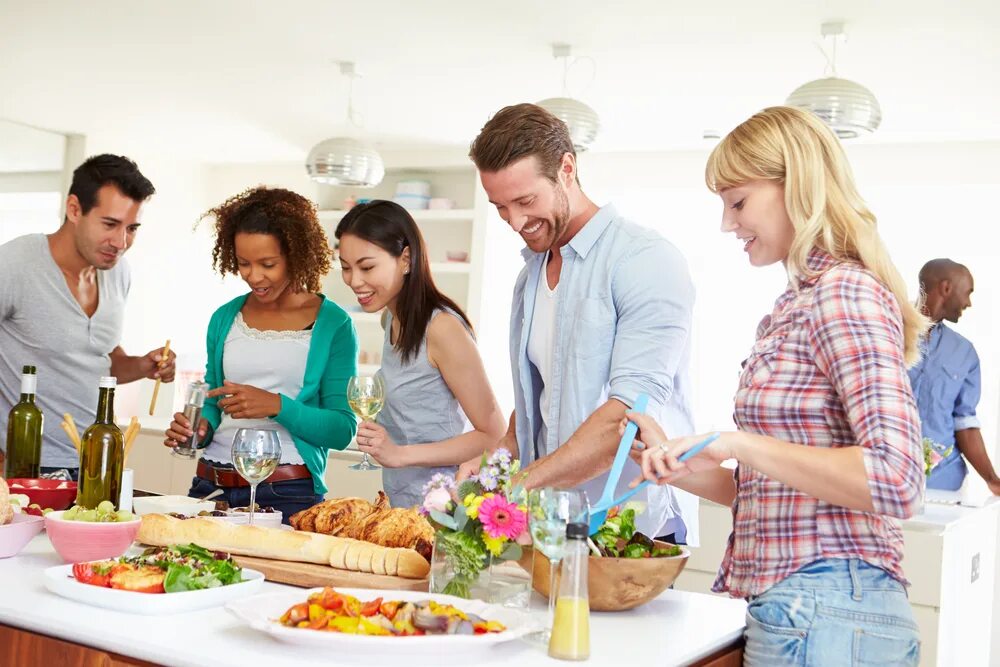 Друзья обедают вместе. Food вечеринка. Салат для друзей. Dinner Party. Preparing for the day