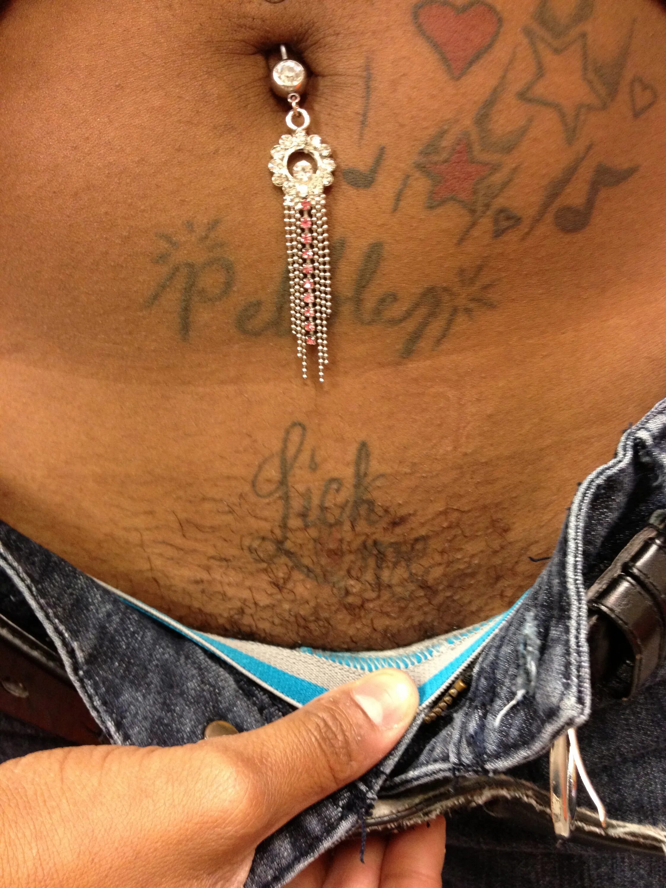 Маленькое тату пики. Тату пиковая дама у девушек. Тату пика у девушек. Пиковая масть тату. Тату пиковая дама.