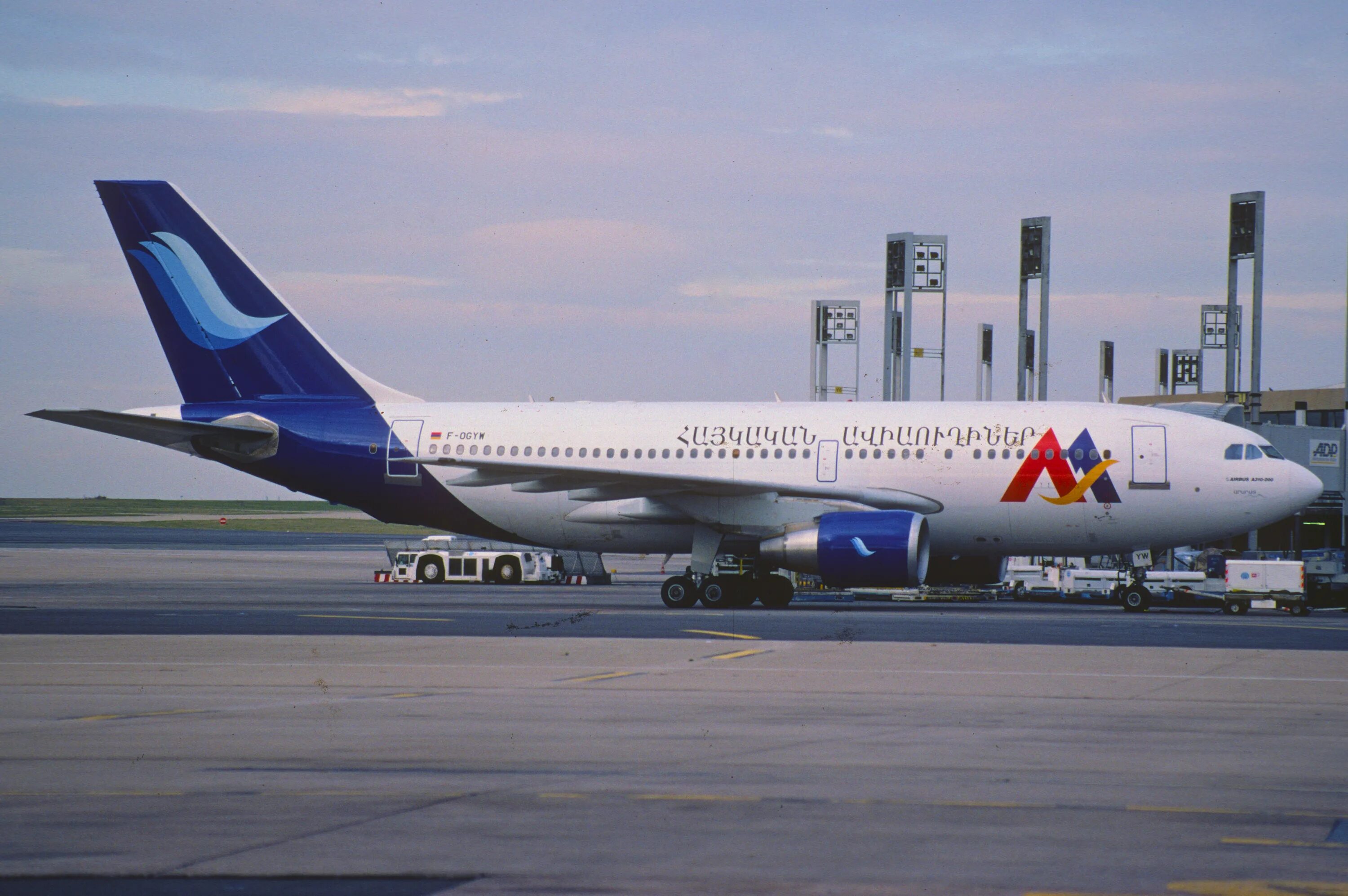 Armenia airlines. Ил 86 Armenian Airlines. Armenian Airlines Airbus 310. Аэробус Armenia Airways. Airbus a310-200 Armenian.