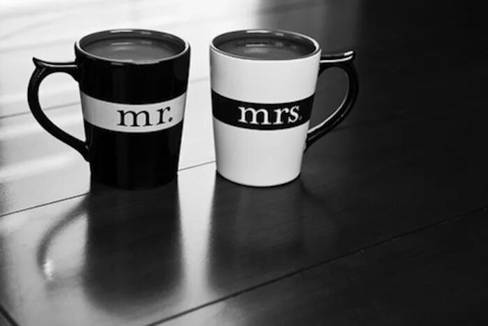 черная и белая кружка. чашка белая черная. две черные кружки. кружки черные матовые. две черные кружки.