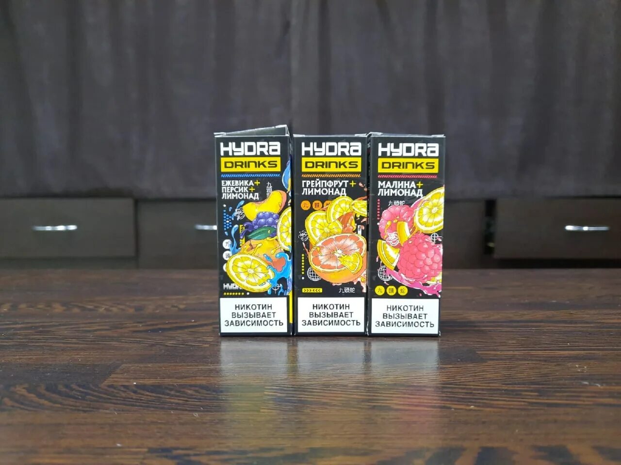 ежевика грейпфрут. яркие фрукты. ежевика грейпфрут. берри витамин с. ягоды сверху.