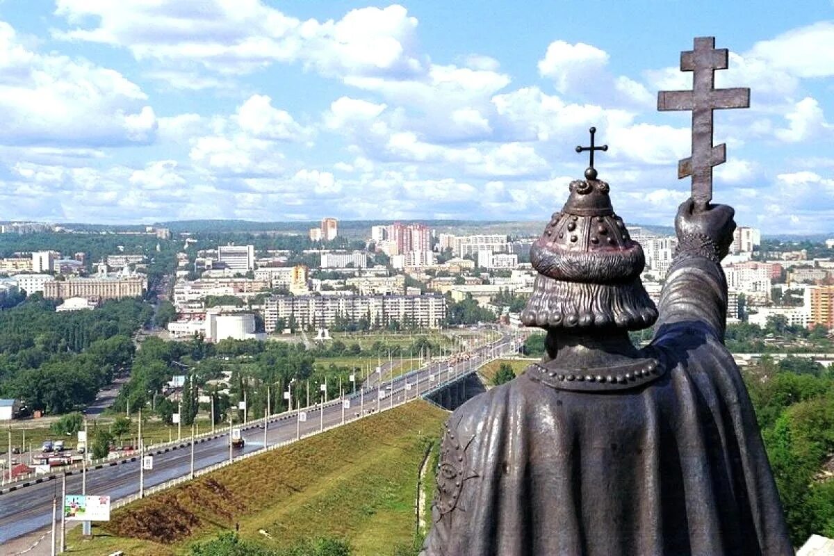 Можно передвигаться по белгородской области. Памятник князю Владимиру в Белгороде. Памятник Владимиру красное солнышко в Белгороде. Памятник князю Владимиру город Белгород.