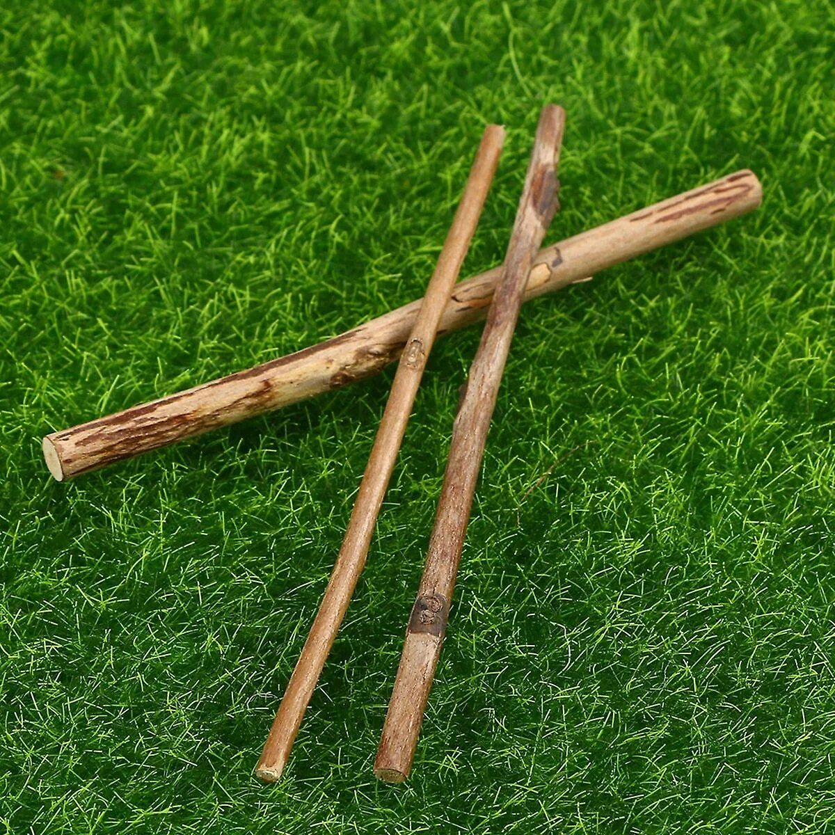 Зеленые листья на палке. Tree sticks. Береза из палок. Длинные ошкуренные ветки. Палка дерева на белом фоне для фотошопа.