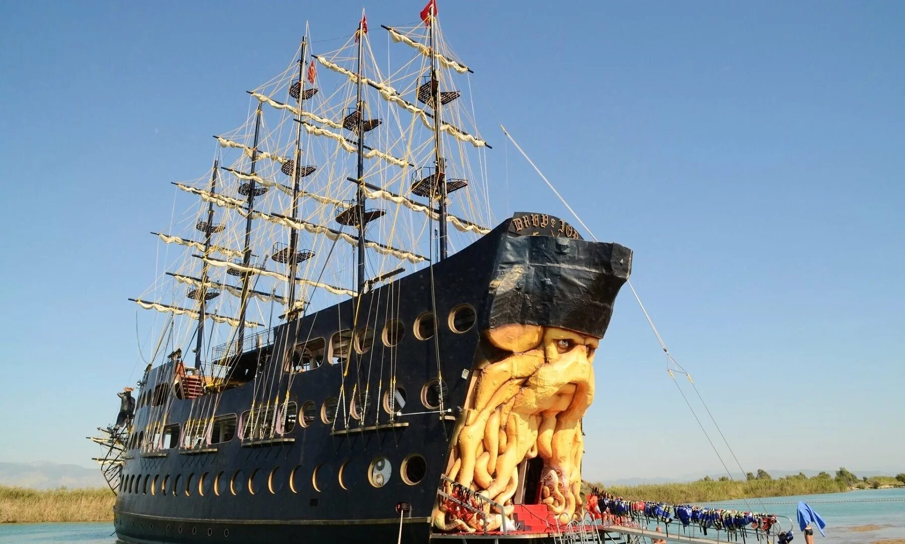 Big side. Корабль Barbossa Турция пиратский. Корабль Барбосса Алания. Пиратская яхта Барбосса Сиде. Яхта Барбосса Турция.