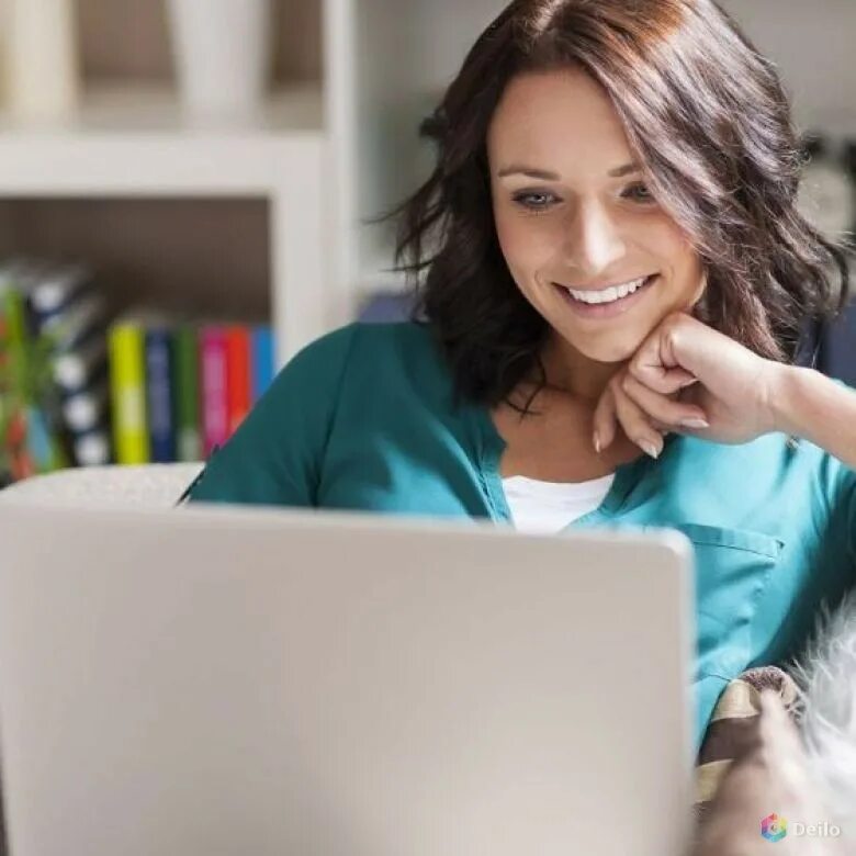 Женщина с ноутбуком. Работа в интернете. Подработка в интернете для женщины. Удаленная работа. Работа на дому.