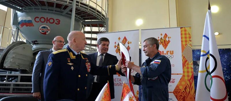 Олимпийский огонь Сочи в космосе. Олимпийский огонь в космосе 2014. Олимпийский огонь Сочи 2014 в космосе. Эстафета олимпийского огня 2014 в космосе.