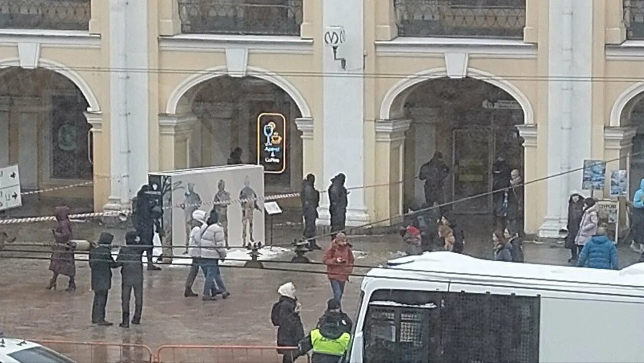 Гостиный двор Санкт-Петербург нападение. Перестрелка на Гостином дворе.