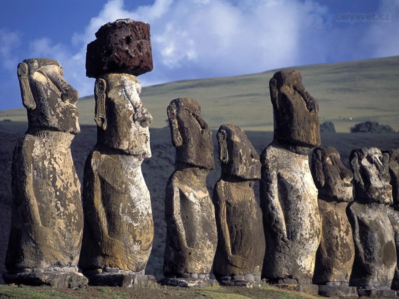 Главный идол. Остров Пасхи статуи Моаи. Каменные истуканы острова Пасхи. Моаи на острове Пасхи. Истуканы Рапа-Нуи остров Пасхи.