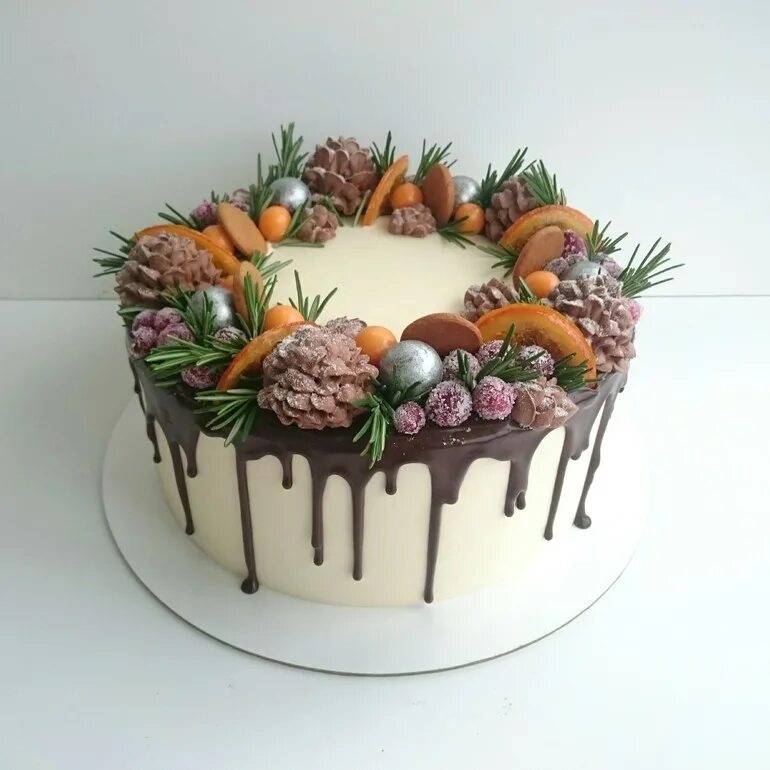 торт с фруктами.