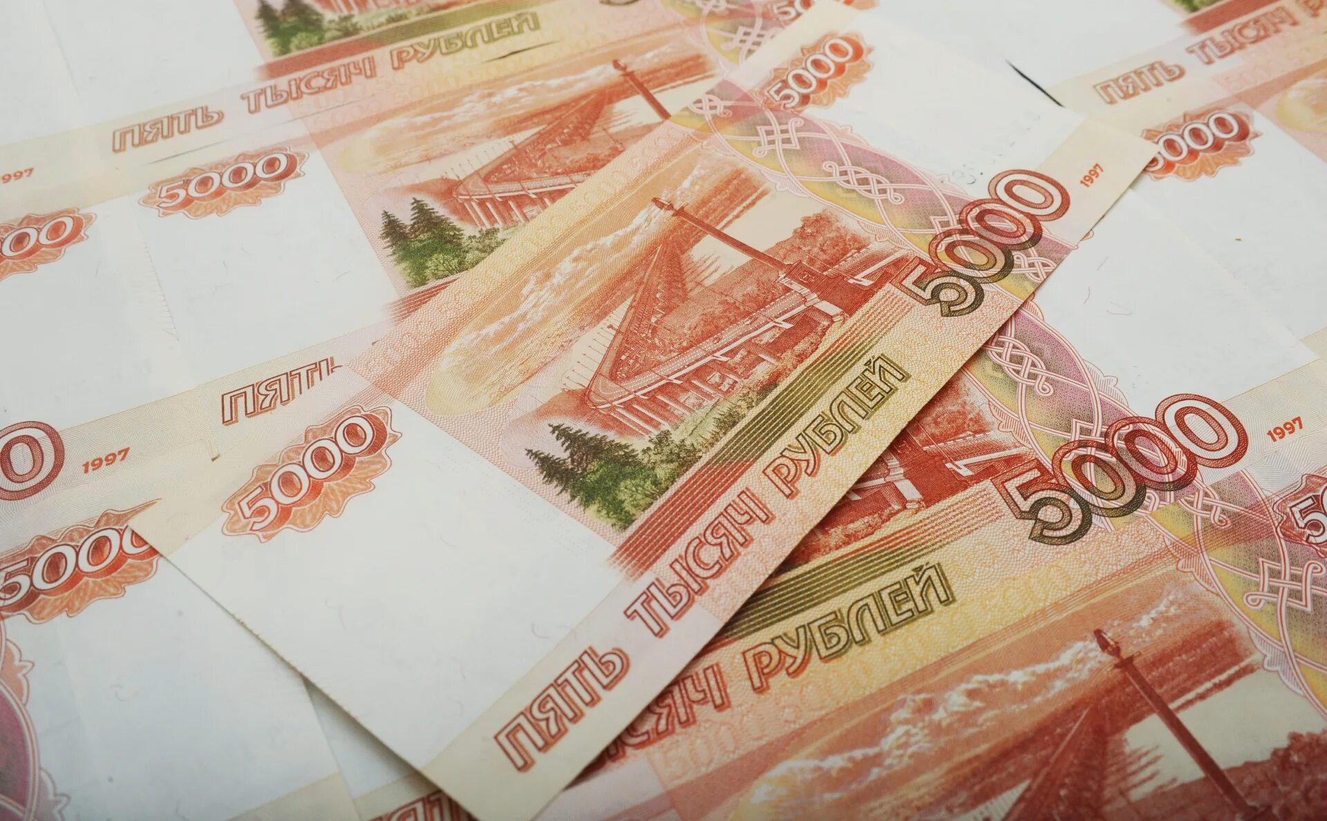 5 тысяч рублей. Фальшивка 5000. Пятитысячниые кцупюбры. 5000 рублей фальшивка. 25 740 тыс рублей.