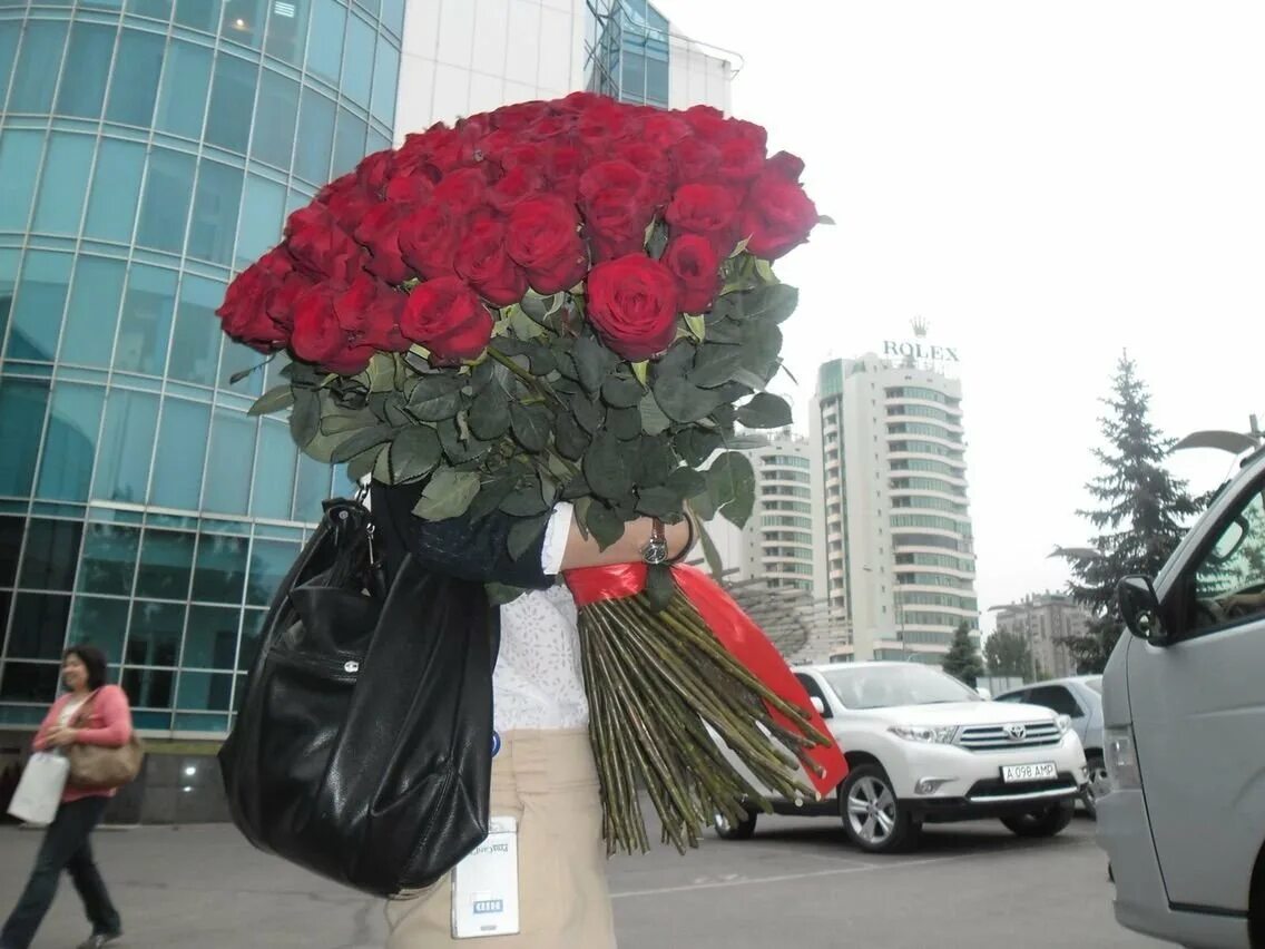 Огромный букет длинных роз. Гигантские красные розы. Охапка длинных роз. Самые красивые длинные розы.