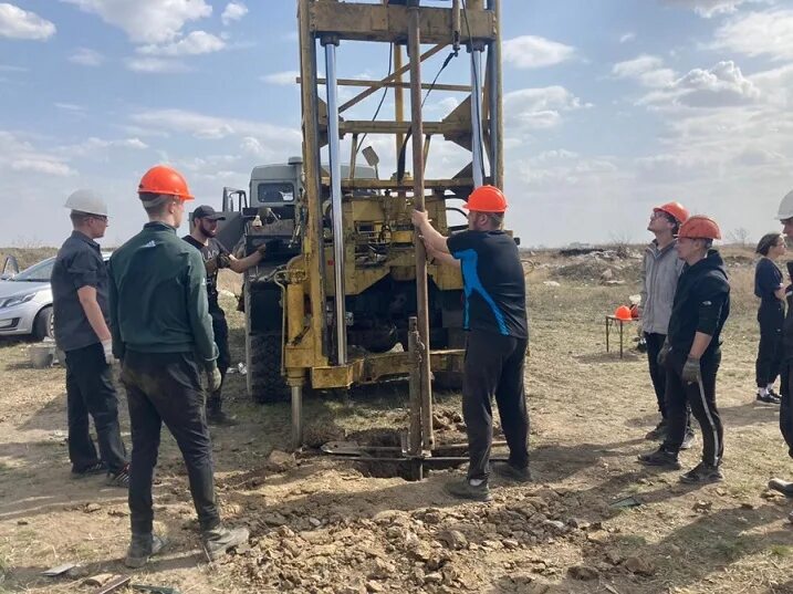 проведение буровых работ. бурильщик эрбс. проведение буровых работ. геологические изыскания для строительства. бурение скважин на воду.