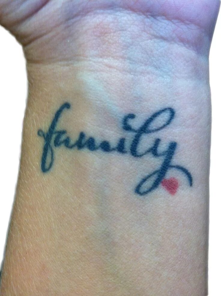 Тату надписи. Тату надпись familiya на руке мужские. Татуировка с надписью family. Тату family мужские. Тату family.