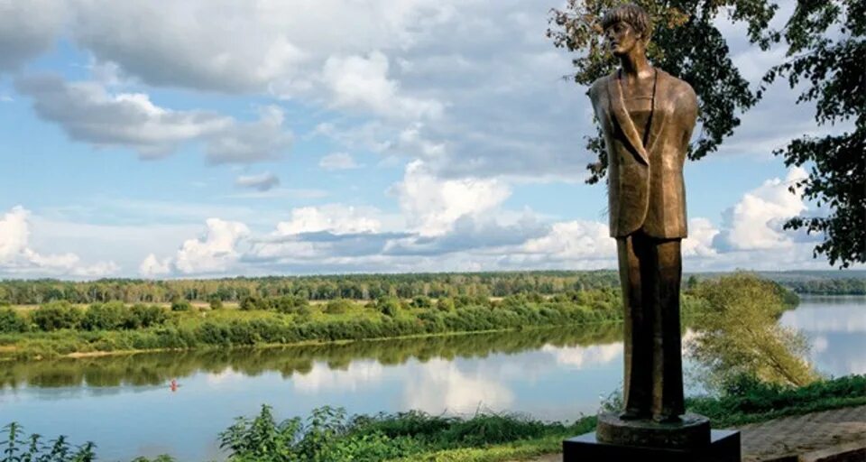 Онегин таруса. Памятник Белле Ахмадулиной в Тарусе. Памятник б.Ахмадулиной в Тарусе. Памятник Белле Ахмадулиной.