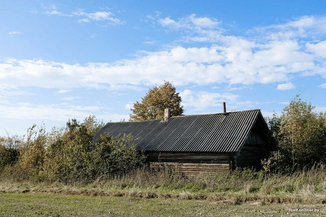 Купить дом за 1 базовую в беларуси. Деревенские сады в Белоруссии. Дождь в сельской местности. Дом в сельской местности двухэтажный Сибирь. Картинка станции в сельской местности с людьми.