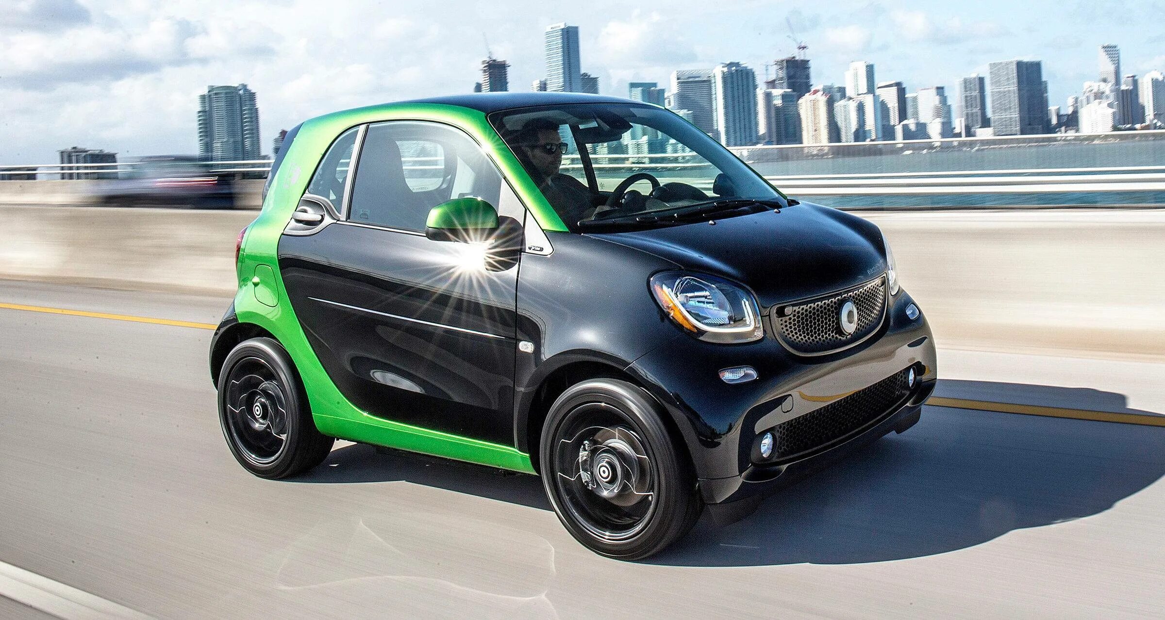 Смарт самое. Машина смарт fortwo. мерседес бенц smart fortwo. маленькая машина smart fortwo. mercedes smart car.