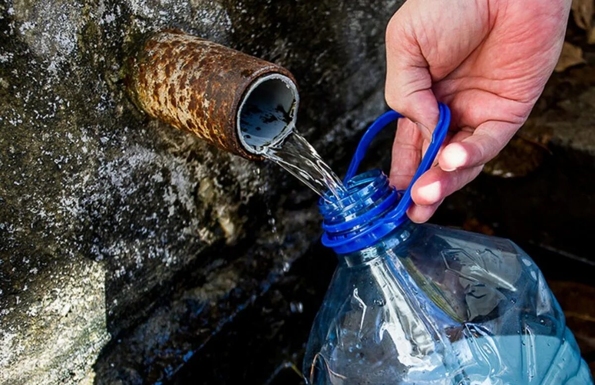 Можно пить воду из родников. Источники питьевой воды. Воду с родника набирали. Вода из источника. Родник с питьевой водой.