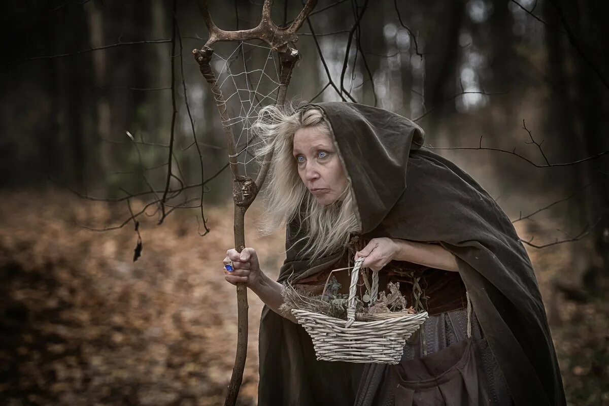 Старые бабки ведьмы. Ведьма фотосессия. Колдунья в лесу. Деревенская ведьма.